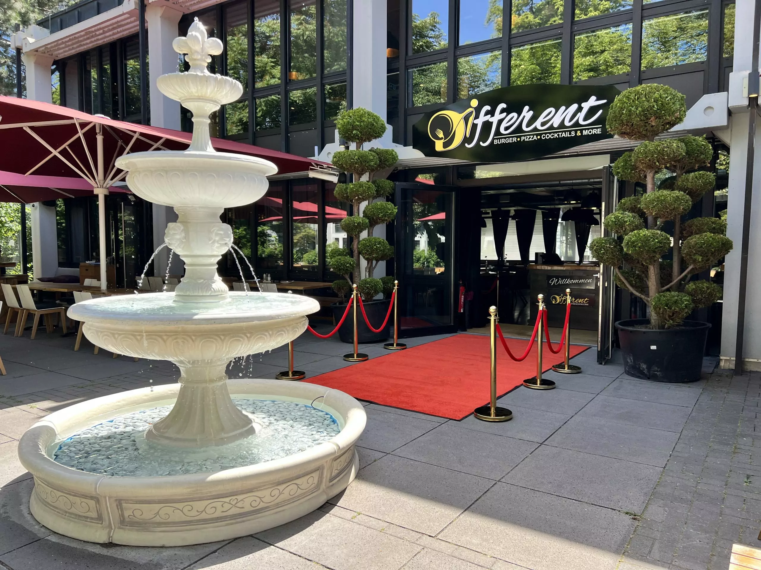 Eingangsbereich des Restaurant Different mit Blick auf den italienischen Brunnen