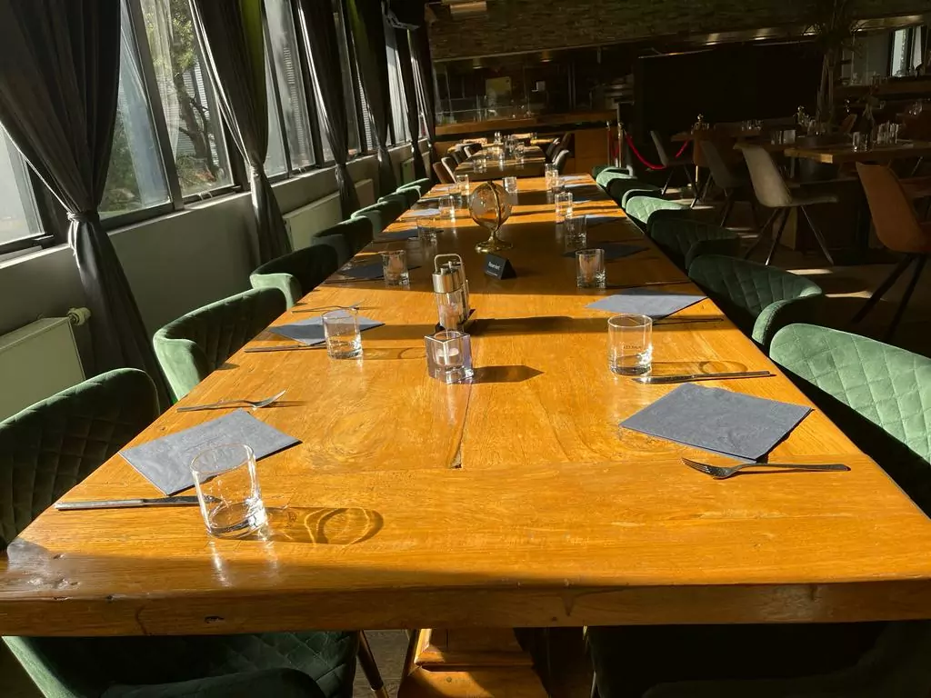 Lange Tafel im Restaurant Different