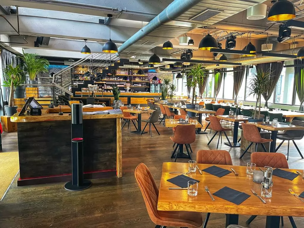 Blick auf den Gastraum im Restaurant Different
